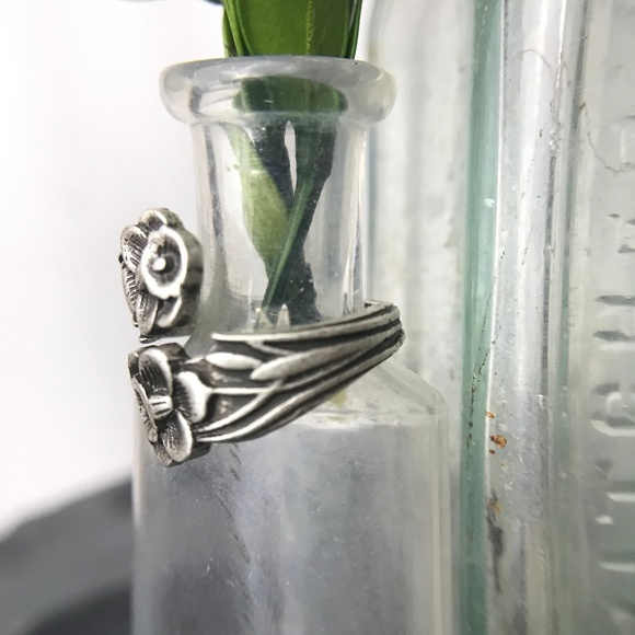 Daffodil Flower Spoon Ring Vintage Inspired - Picture 4 of 5